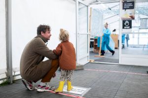 Markant stigning i smitten det seneste døgn og dermed også i ventetiden på test. Ny aftale spænder økonomisk sikkerhedsnet under ventende forældre.