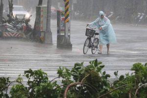 Kina har evakueret mindst 163.000 mennesker af frygt for tyfonen Soudelor, der dræbte fem mennesker i Taiwan.