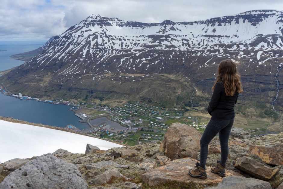 Mange turister i Island valfarter mod kendte gejsere, store vandfald og varme kilder langs ringvejen, men flere af de mindre sideveje kan sagtens udforskes i en almindelig lejebil.  