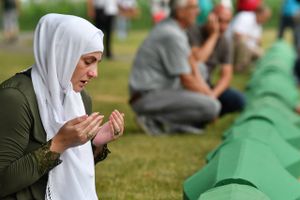 Hollands regering giver undskyldning til befolkningen i Srebrenica, hvor 8000 blev dræbt i løbet af få dage.