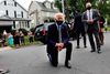 Joe Biden levede de første 10 år af sit liv i kulminebyen Scranton i Pennsylvania. Her ses han knælende foran familiens træhus i en nydelig forstad. Foto: Spencer Platt/AFP