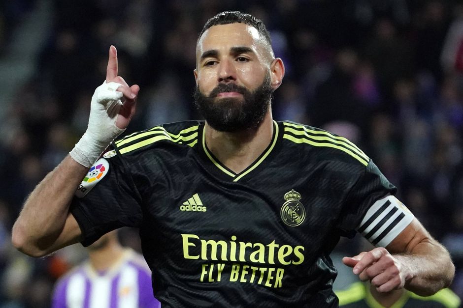 Real Madrid måtte slide for sejren over Valladolid, som Karim Benzema sikrede sent i kampen med to mål. 
