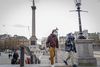 Et ungt par med ansigtsmasker på Trafalgar Square i London. Foto: Tolga Akmen/AFP