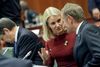 Statsminister Helle Thorning-Schmidt (S) hilser på Polens premierminister, Donald Tusk, der efter flere måneders drama lørdag aften blev valgt til EU’s nye præsident. Foto: AP