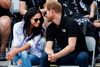 Prins Harry og hans amerikanske kæreste Meghan Markle overværede en tenniskamp for kørestolsbrugere. Foto: NATHAN DENETTE/AP