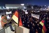 I Dresden er demonstrationerne mod islamiseringen vokset fra få hunderede deltagere til tæt på 10.000. Men hver mandag er der cirka lige så mange på gaderne i en moddemonstration.
