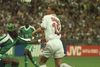 Taribo West med de grønne lokker i kamp med Ebbe Sand under VM i Frankrig i 1998. Et øjeblik efter billedet er taget, scorer Ebbe Sand et mål, der er gået over i historien som et af de bedste i dansk landsholdshistorie. Michael Laudrup stod for oplægget, og Danmark vandt kampen med 4-1.