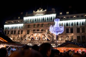 Både Hotel d’Angleterre i København og Salling i Aarhus opgiver den prangende julebelysning i år. Tivoli Friheden dropper årets julenyhed.