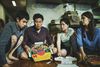 Pizzakasser foldes på stribe i det trange hjem hos familien Kim, men den er langt bedre til at snylte sig ind hos overklassen i filmen ”Parasite”. Foto: Camera Film
