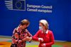 Mette Frederiksen hilser på kommissionsformand Ursula von der Leyen. Foto: John Thys / POOL / AFP)