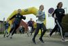 1200 børn i Skødstrup skød en høj fart gennem målfeltet, da de løb Team Rynkeby Skoleløbet. Foto: Claus Bonnerup.