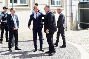 Udenrigsminister Jeppe Kofod bød sin amerikanske kollega, Mike Pompeo, velkommen ved ankomsten til Eigtveds Pakhus i København, hvor mødet med repræsentanter fra hele Rigsfællesskabet foregår. Foto: Thibault Savary/Reuters