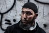 Salafisten Karim Bouthouri kan i dag færdes frit omkring i gaderne i Tunis uden at frygte, at politiet arresterer ham, fordi han er salafist. På muren bag ham står: ”Frihed for de fattige”.