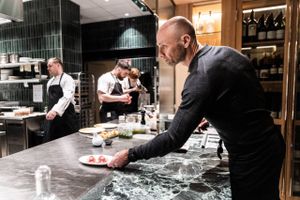 Fusionskøkkener begyndte for alvor at poppe op rundt om i verden i 00'erne, men Italien og Japan har ikke krydset klinger i Danmark før. Det vil Jesper Boelskifte ændre på med åbningen af restaurant Levi i København. 