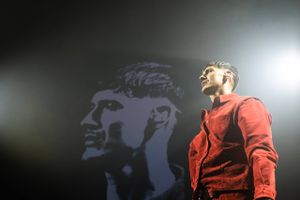 Lyden var tvivlsom, og vokalen svigtede nu og da, men med så stor opbakning fra sine fans er det svært at falde igennem.