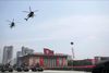 Militæropvisning i Pyongyang, hvor skyskraberne ser så nye ud, at det næsten ligner Dubai, og der kører smarte, dyre, vestlige biler rundt af mærker såsom Mercedes og BMW. Arkivfoto: Wong Maye_E/AP