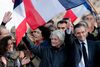 François Fillon og konen Penelope til støttedemonstrationen ved Place Trocadero i Paris søndag den 5. marts. Francois Fillon er under massivt pres fra flere af sine partifælder, der ønsker, han skal trække sig fra præsidentkapløbet. Foto: Christophe Ena/AP.