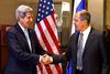 USA's udenrigsminister John Kerry (til venstre) hilser på Ruslands udenrigsminister Sergej Lavrov.