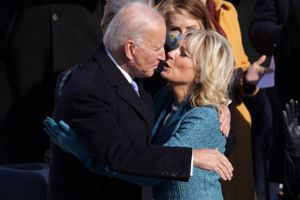 Joe Biden er onsdag indsat som USA's 46. præsident. Det skete ved en ceremoni i forbundshovedstaden Washington.