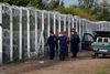 Ungarn var det første EU-land til at bryde med FN-aftalen. Landets politik er, at man ikke vil have migranter, her ses hegnet ved den ungarske grænse til Serbien, bygget til at holde migranter ude. Foto: Matthias Schrader/AP