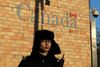 En kinesiske politimand står vagt foran den canadiske ambassade i Beijing. Forholdet mellem Canada og Kina er frosset til is, efter at Canada på amerikansk anmodning har tilbageholdt en topchef fra den kinesiske telegigant Huawei. Foto: AP/Andy Wong