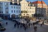 Køen er lang til Paustians ophørsudsalg på Lille Torv. Foto: Din Avis Aarhus