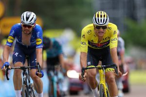 Kasper Asgreen (tv.) og Mathieu van der Poel var med til at skabe et medrivende cykelløb på 7. etape (Photo by Tim De Waele / POOL / AFP)  