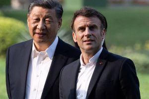 For nylig var Frankrigs præsident, Emmanuel Macron, på besøg hos Xi Jinping i Kina, der i dette århundrede vil blive verdens anden supermagt, skriver Mogens Lykketoft. Arkivfoto: Pool