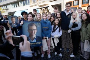 De bliver solgt på DBA og er forsvundet fra lygtepæle i løbet af valgkampen. »Det kan jeg godt forstå, at mange har lyst til,« siger partilederen om fænomenet. Nu planlægger partiet en uddeling i Aarhus. 