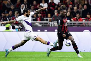 Simon Kjær så til fra udskiftningsbænken, da AC Milan slog Fiorentina på et sejrsmål i tillægstiden.
