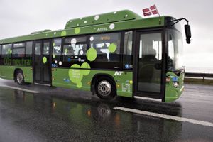Regionale busser og tog skal i fremtiden køre på grønne brændstoffer. Det har regioner og minister aftalt.