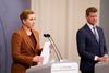 Det er hårdt det her, siger statsminister Mette Frederiksen om situationen, hvor to hårde vintermåneder venter forude. "Jeg vil appellere til, at vi passer på hinanden. Vi kan ikke mødes i samme omfang som hidtil, men vi kan ringe og skrive til hinanden og gøre, hvad man kan for hinanden for sikre, at vi kan komme godt igennem denne tid," siger hun. Foto: Liselotte Sabroe/Ritzau Scanpix