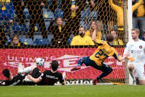 Puslespillets sidste brikker kan blive lagt allerede torsdag. Det store spørgsmål er, hvem der bliver danske mestre i fodbold. 
