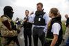 Observatører for Organisationen for Sikkerhed og Samarbejde, OSCE, i samtale med prorussiske separatister.