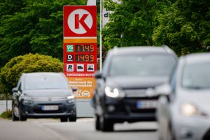 Nogle arbejder hjemme, og andre har sat farten ned, fordi benzinprisen herhjemme nærmer sig 20 kr. pr. liter. I Tyskland sænkes prisen  onsdag til 13 kr. for en liter.