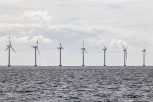Vi er stadig ikke helt fri af Putins gas. Derfor skal vi have tempoet op og accelerere opsætningen af havvindmøller. 