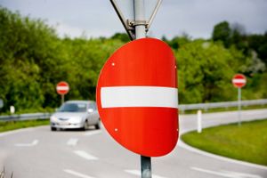 Vejdirektoratet vil i den kommende tid opsætte lavtsiddende advarselstavler ved frakørselsramperne på de danske motorveje.