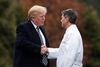 Præsident Donald Trump taler med Det Hvide Hus' læge Ronny Jackson. Foto: Carolyn Kaster/AP