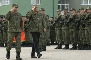 Præsident Hashim Thaci, i midten, inspicerede Kosovos sikkerhedstyrke i Pristina, Kosovo, torsdag. Foto: Visar Kryeziu/AP