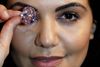 The Pink Star, som er verdens største fejlfri, lyserøde diamant, blev tirsdag solgt på auktion til en rekordpris på godt 496 mio. kr. Foto: Kirsty Wigglesworth/AP