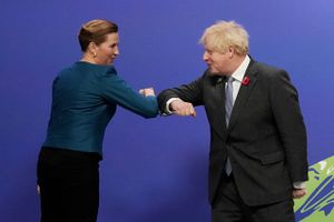Boris Johnsons kontroversielle Rwanda-aftale får kritik af det britiske arbejderparti, men minder på lange stræk om den asylpolitik, som den danske regering drømmer om. Få overblikket over alt, du skal vide om den nye aftale.