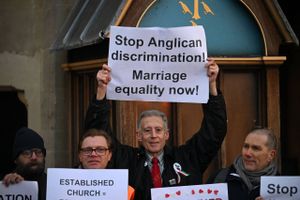 En opsigtsvækkende melding fra den engelske kirke om homoseksuelle har sat nyt fokus på kirkens årelange strid om emnet. Spørgsmålet om homoseksuelles plads er ømtåleligt og kan splitte kirkesamfund ad.