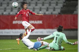 Nadia Nadim modarbejder DBU i Qatar-spørgsmålet, men kan stadig spille på landsholdet, mener Peter Møller.