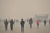 Kan det betale sig for Danmark at være et foregangsland på det grønne område, hvis store nationer som Kina og USA ikke rigtig følger med og lader smoggen indhylle storbyerne som f.eks. her i Beijing? Foto: Imaginechina/ AP