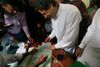 Imran Khan afgav sin stemme i Islamabad. Khan og hans parti vandt en jordskredssejr, men fik ikke mandater nok til et absolut flertal. Foto: Anjum Naveed/AP
