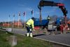 Den 14. marts blev betonklodser hejst ned ved grænsen. Inden midnat er de atter væk. Foto: Claus Fisker/Ritzau Scanpix