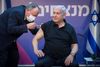 Israels premierminister, Benjamin Netanyahu, fik i weekenden sin anden dosis af vaccine mod coronavirus. Israels offensiv har ifølge medier fået flere lande til at spørge, om de kan modtage overskudsdoser fra Israel. Foto: Miriam Alster/AFP