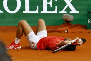 Verdensetteren Novak Djokovic er ude af Monte Carlo Masters efter et nederlag i tre sæt til Lorenzo Musetti.