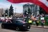 Demonstranter foran parlamentntsbygningen i Colorado vil have USA genåbnet. Foto: Jason Connolly/AFP
