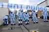 Politifolk leder efter bevismateriale på Chalgrove Road i London, hvor årets 47. mord i London fandt sted. Foto: Toby Melville/Reuters
